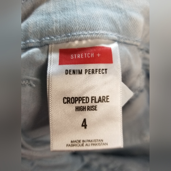 High Waisted Light Wash Raw Hem Cropped Flare Jeans size 4 - Picture 7 of 8